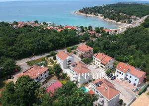 Luftblick auf eine Stadt mit Strand in der Unterkunft Apartments and Rooms Degra in Umag
