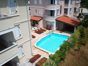 Bazén v ubytování Apartments and Rooms Degra nebo v jeho okolí