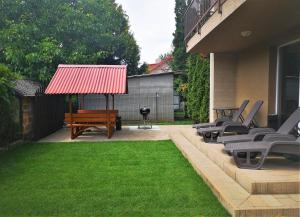 Vonkajšia záhrada v ubytovaní Wellness Apartman