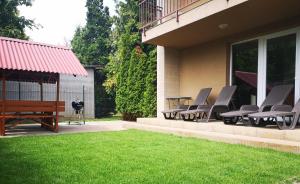 Vonkajšia záhrada v ubytovaní Wellness Apartman