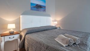 1 dormitorio con 1 cama grande y 2 toallas. en Cotillo Sea 2, en Cotillo