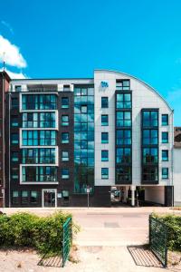 a large office building with a curved roof at Mintrops Concierge Hotel in Essen