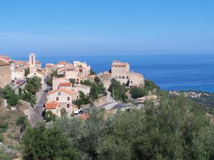 a village on a hill with the ocean in the background at Vista di Sognu in Monticello
