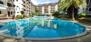 una gran piscina en un edificio con agua azul en Adiana Homestay, en Kuah 15 fotos más