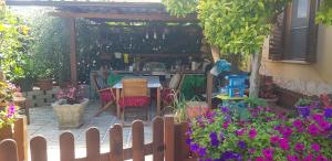 コッレフェッロにあるB&B Girasoleの庭園(パーゴラの下にテーブルと椅子付)