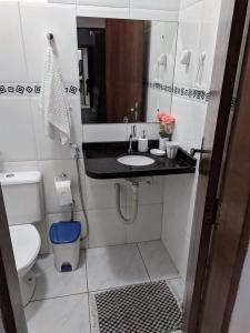 ジョアンペソアにあるCASA À 3 KM PRAIA TAMBAÚの洗面台とトイレ付きの小さなバスルーム +40枚の写真