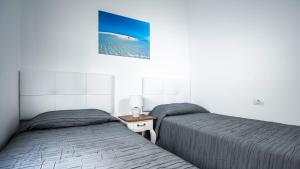 コティージョにあるCotillo Seaのベッドルーム1室(隣り合わせのベッド2台付)