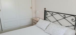 A bed or beds in a room at Apartamento Realengo Sevilla