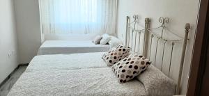 A bed or beds in a room at Apartamento Realengo Sevilla