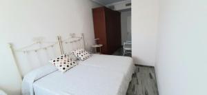A bed or beds in a room at Apartamento Realengo Sevilla