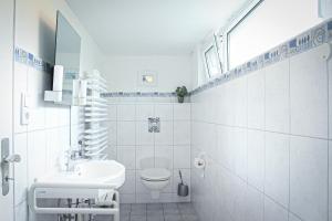 ヴィンターベルクにあるBergzauber Winterbergの白いバスルーム(洗面台、トイレ付)
