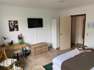 En eller flere senger på et rom på Hotel The New Fox