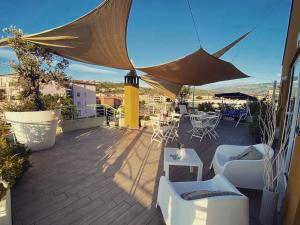 patio con sedie e ombrellone sul tetto di B&B I Fiori del Mare ad Agropoli