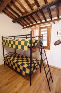 a bunk bed in a room next to a window at B&B Da Castello in Bagnoli di Sopra