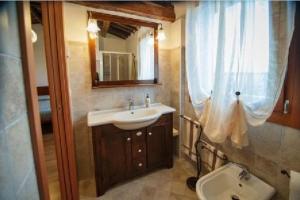 La salle de bains est pourvue d'un lavabo et d'un miroir. dans l'établissement B&B Da Castello, à Bagnoli di Sopra