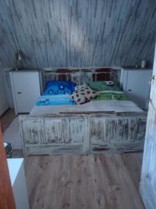 Łóżko w pokoju z drewnianym sufitem w obiekcie Schronisko Srebrny Potok apartament w mieście Lubawka