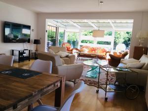 a living room with a table and chairs at Ferienhaus Zerrer in Zarrendorf