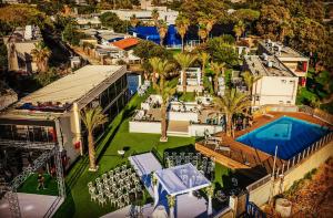 an aerial view of a house with a pool and tables and chairs at El Yam in Netanya