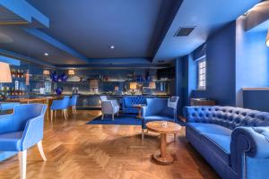 a restaurant with blue furniture and a bar at Villa Cascais Boutique Hotel in Cascais