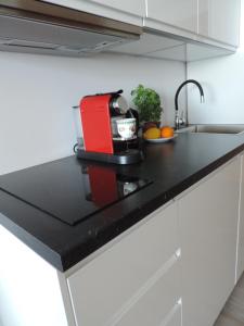 una encimera de cocina con un aparato rojo encima en Apartament 514 Seaside z widokiem na morze, en Kołobrzeg