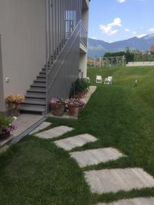 un patio con césped y escalera en Aqua&Co Bellagio - Eco conscious stay en Bellagio
