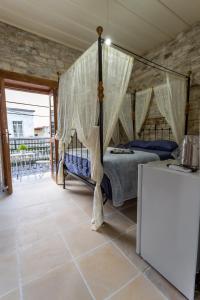 Un pat sau paturi într-o cameră la Lazaros Stonehouse