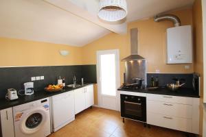 A cozinha ou kitchenette de Grand appartement avec vue sur quai