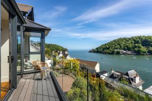 Afbeelding uit fotogalerij van Two Guns – Contemporary, Stylish Townhouse With Stunning Sea Views in Kingswear