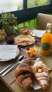 stół z talerzem chleba i owoców w obiekcie Villa Emma Malcesine w mieście Malcesine