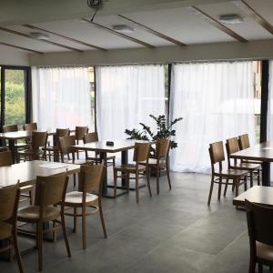 Reštaurácia alebo iné gastronomické zariadenie v ubytovaní Restaurace a penzion U Hasičů