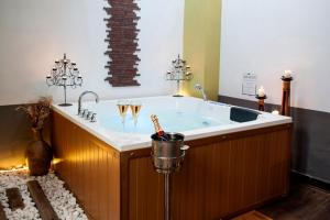 una grande vasca da bagno in camera di La Posada del Casar a Casar de Palomero Altre 57 foto