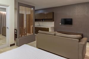 TV a/nebo společenská místnost v ubytování Selah Garden Hotel Manila