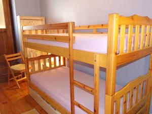 - deux lits superposés dans une chambre dans l'établissement Doubs Séjour - Maison de vacances, à Verdun-sur-le-Doubs