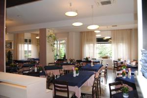 Restaurace v ubytování Hotel Villa Mon Toc + 22 fotografií