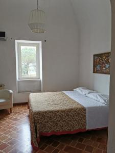 a bedroom with a bed and a window at Villa Dei Romani - Country House in Guidonia