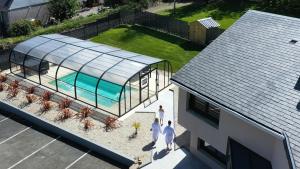 Bazén v ubytování Hotel du Trégor nebo v jeho okolí