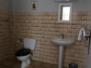 uma casa de banho com um WC e um lavatório em Belle de Nuit em Oppède