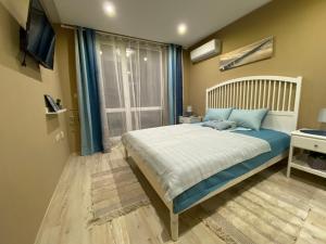 Un dormitorio con una cama grande y una ventana en PARADISO 308-309 Private Studios Nessebar en Nesebar