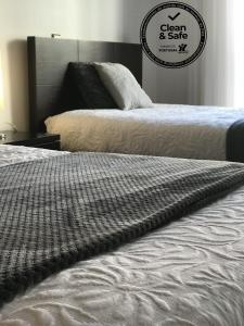 um quarto com duas camas e uma placa que diz limpo e seguro em São Martinho do Porto Beach Apartment em São Martinho do Porto