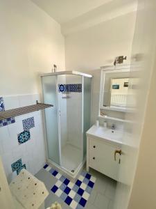 uma casa de banho com um chuveiro e um lavatório. em Eden Apartment em Anacapri