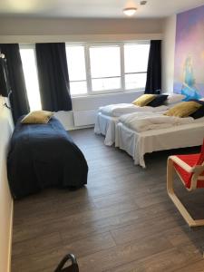 מיטה או מיטות בחדר ב-Husnes Sentrum Hotell