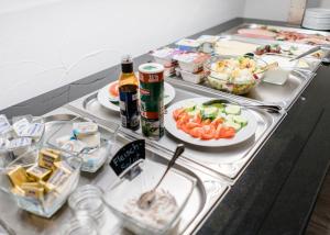 ブクステフーデにあるHanse Hotel Buxtehudeのビュッフェ(テーブルの上に食べ物と飲み物の盛り合わせ)