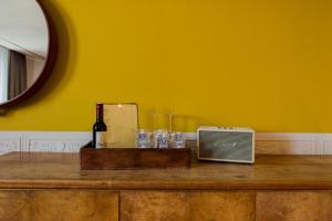 einen Tisch mit einer Flasche Wein und Gläsern in der Unterkunft Hotel V Nesplein in Amsterdam