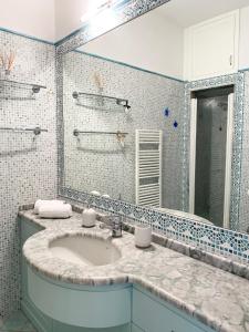 La salle de bains est pourvue d'un lavabo et d'un miroir. dans l'établissement Peace Nest Forte dei Marmi, à Forte dei Marmi
