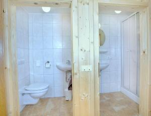 A bathroom at Fasserhof