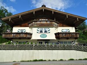 budynek z balkonami na ogrodzeniu w obiekcie Appart Tirol w mieście Hippach