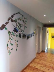 un pasillo con una pared con fotos de árboles. en Hotel Rural del Médico en Regumiel de la Sierra
