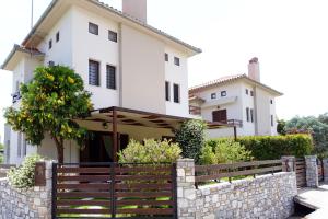 a house with a stone fence in front of it at To Spiti - Pelion House in Kala Nera