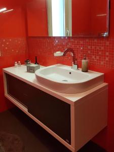 アルカモにあるCasa del Lauroの赤い壁のバスルーム(シンク付)