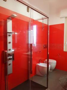 アルカモにあるCasa del Lauroの赤いバスルーム(シャワー、トイレ付)